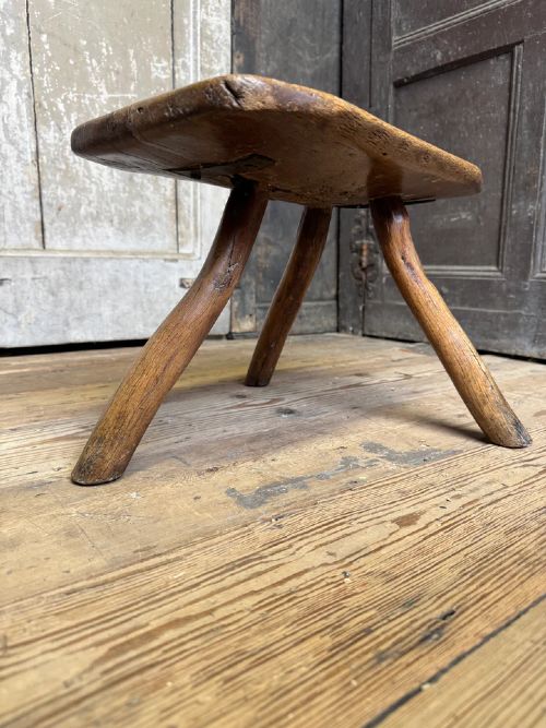 18TH CENTURY VERNACULAR OAK STOOL WITH HEDGEROW SPLAYED LEGS AND BLACKSMITH REPAIRS C 1790 - ADDITIONAL PHOTO 8