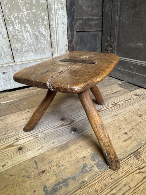 18TH CENTURY VERNACULAR OAK STOOL WITH HEDGEROW SPLAYED LEGS AND BLACKSMITH REPAIRS C 1790 - ADDITIONAL PHOTO 9