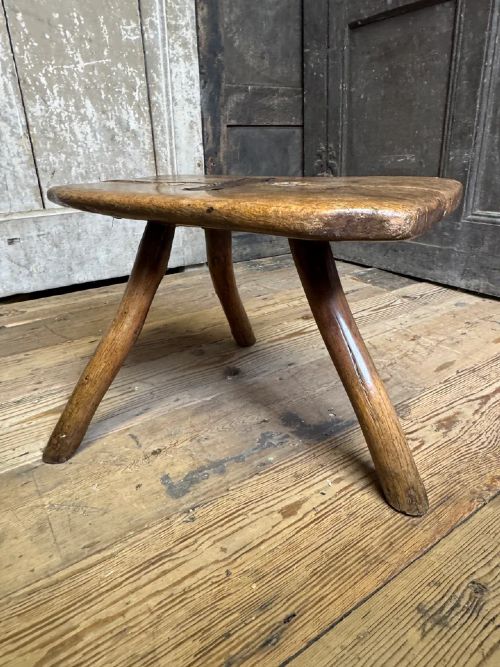 18TH CENTURY VERNACULAR OAK STOOL WITH HEDGEROW SPLAYED LEGS AND BLACKSMITH REPAIRS C 1790 - ADDITIONAL PHOTO 10