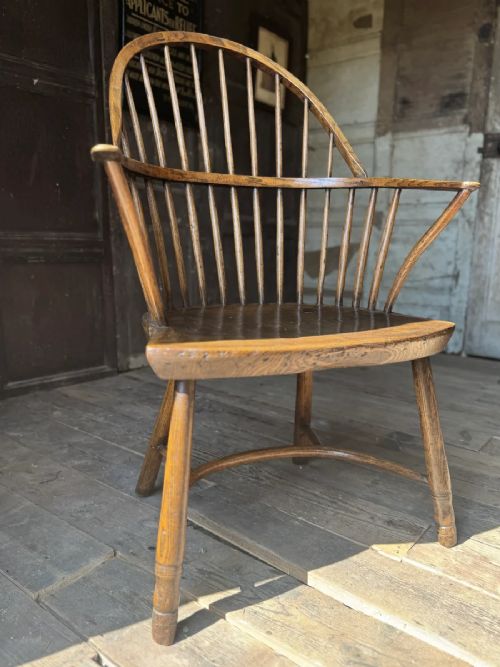 A GEORGE III WEST COUNTRY ELM & ASH WINDSOR ARMCHAIR WITH COW-HORN STRETCHER, C.1800–1820