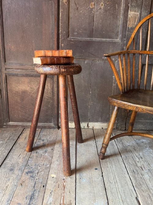 A GOOD SIZE 19TH CENTURY DISH SEATED ELM TOP STOOL
