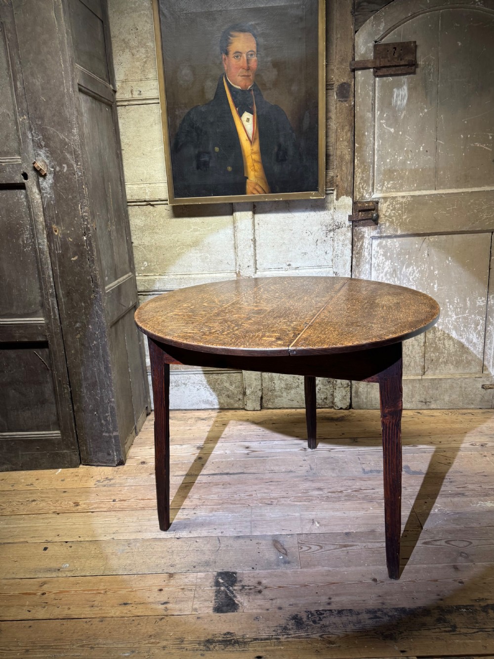 A LARGE EARLY 19TH CENTURY WELSH OAK CRICKET TABLE OF GOOD COLOUR