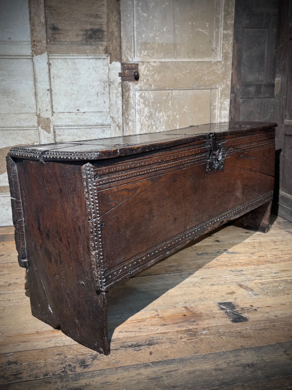 A SUBSTANTIAL ELIZABETHAN OAK BOARDED CHEST BY REPUTE FROM EDINBURGH CASTLE