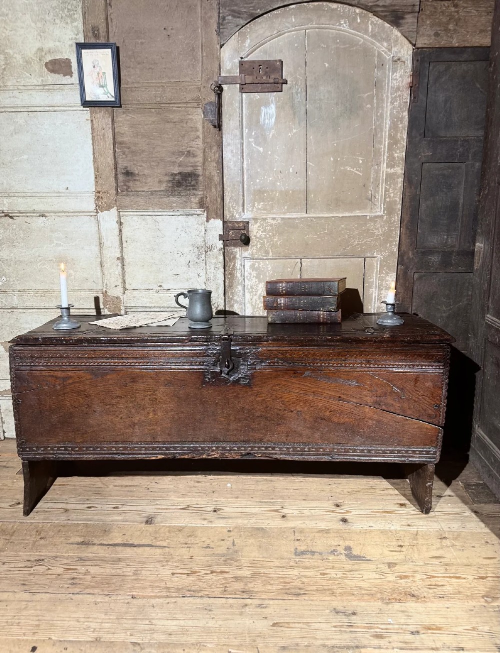 A SUBSTANTIAL ELIZABETHAN OAK BOARDED CHEST BY REPUTE FROM EDINBURGH CASTLE View II