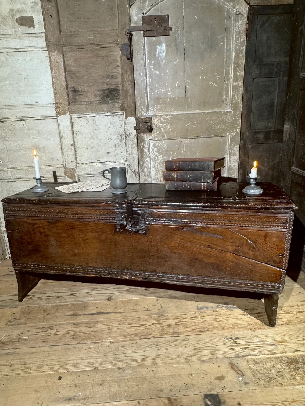 A SUBSTANTIAL ELIZABETHAN OAK BOARDED CHEST BY REPUTE FROM EDINBURGH CASTLE View III