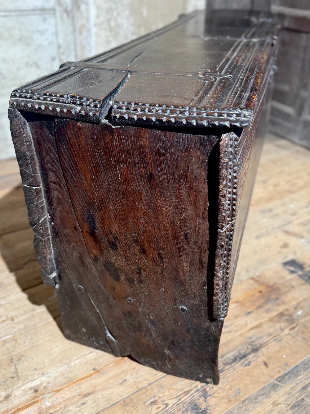 A SUBSTANTIAL ELIZABETHAN OAK BOARDED CHEST BY REPUTE FROM EDINBURGH CASTLE View IV
