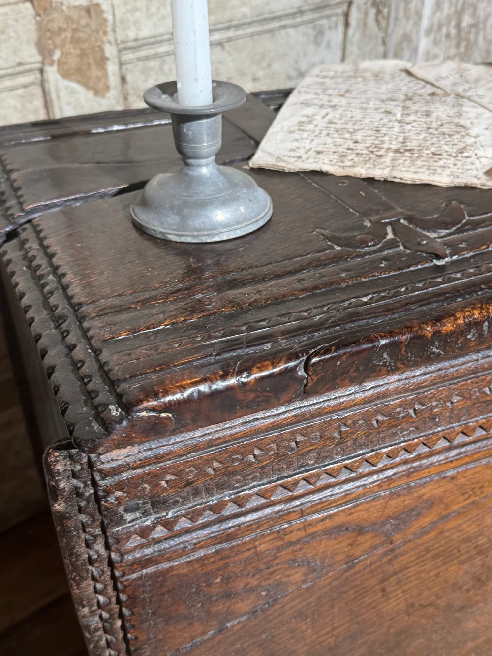 A SUBSTANTIAL ELIZABETHAN OAK BOARDED CHEST BY REPUTE FROM EDINBURGH CASTLE View V
