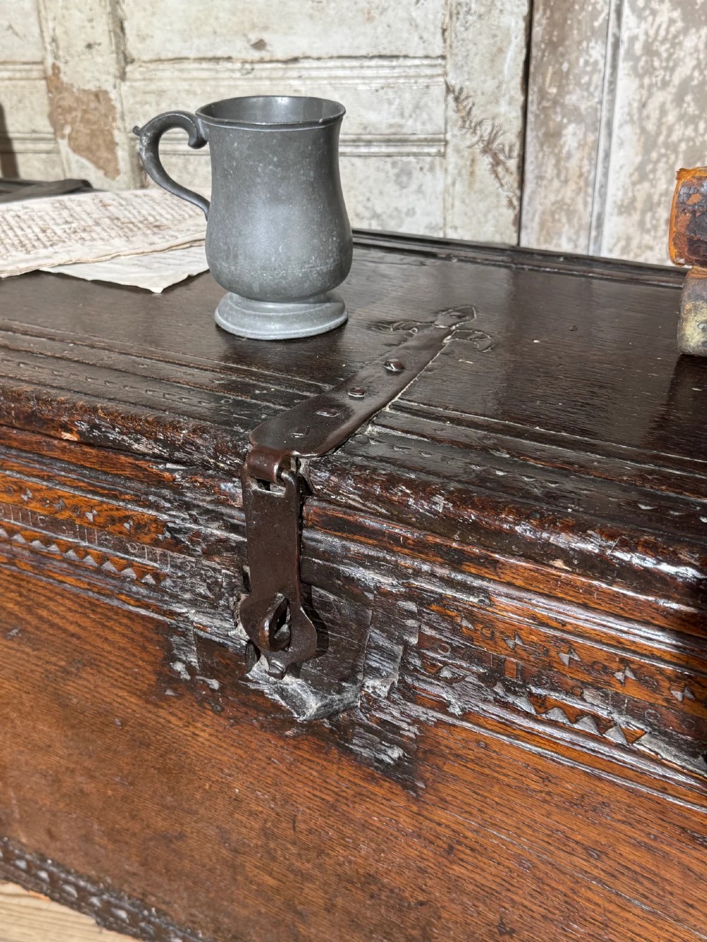 A SUBSTANTIAL ELIZABETHAN OAK BOARDED CHEST BY REPUTE FROM EDINBURGH CASTLE View VI