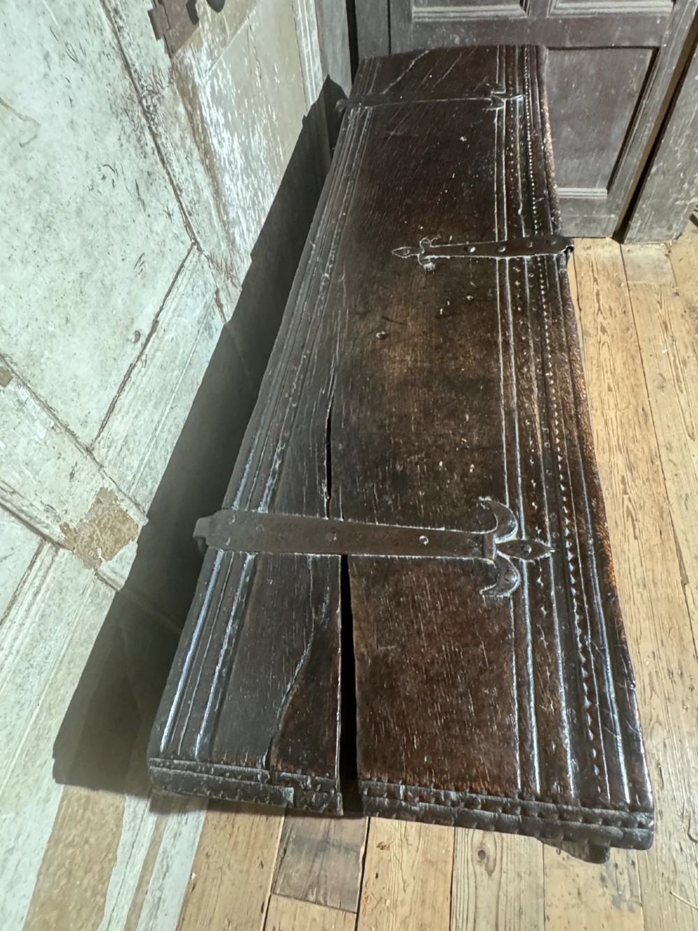 A SUBSTANTIAL ELIZABETHAN OAK BOARDED CHEST BY REPUTE FROM EDINBURGH CASTLE View VII