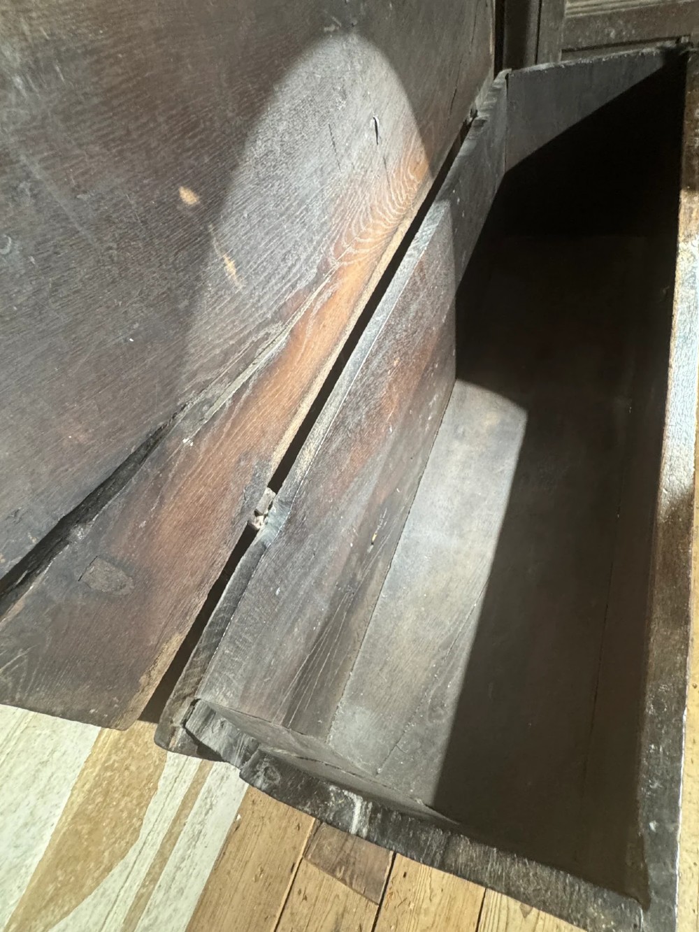 A SUBSTANTIAL ELIZABETHAN OAK BOARDED CHEST BY REPUTE FROM EDINBURGH CASTLE View VIII