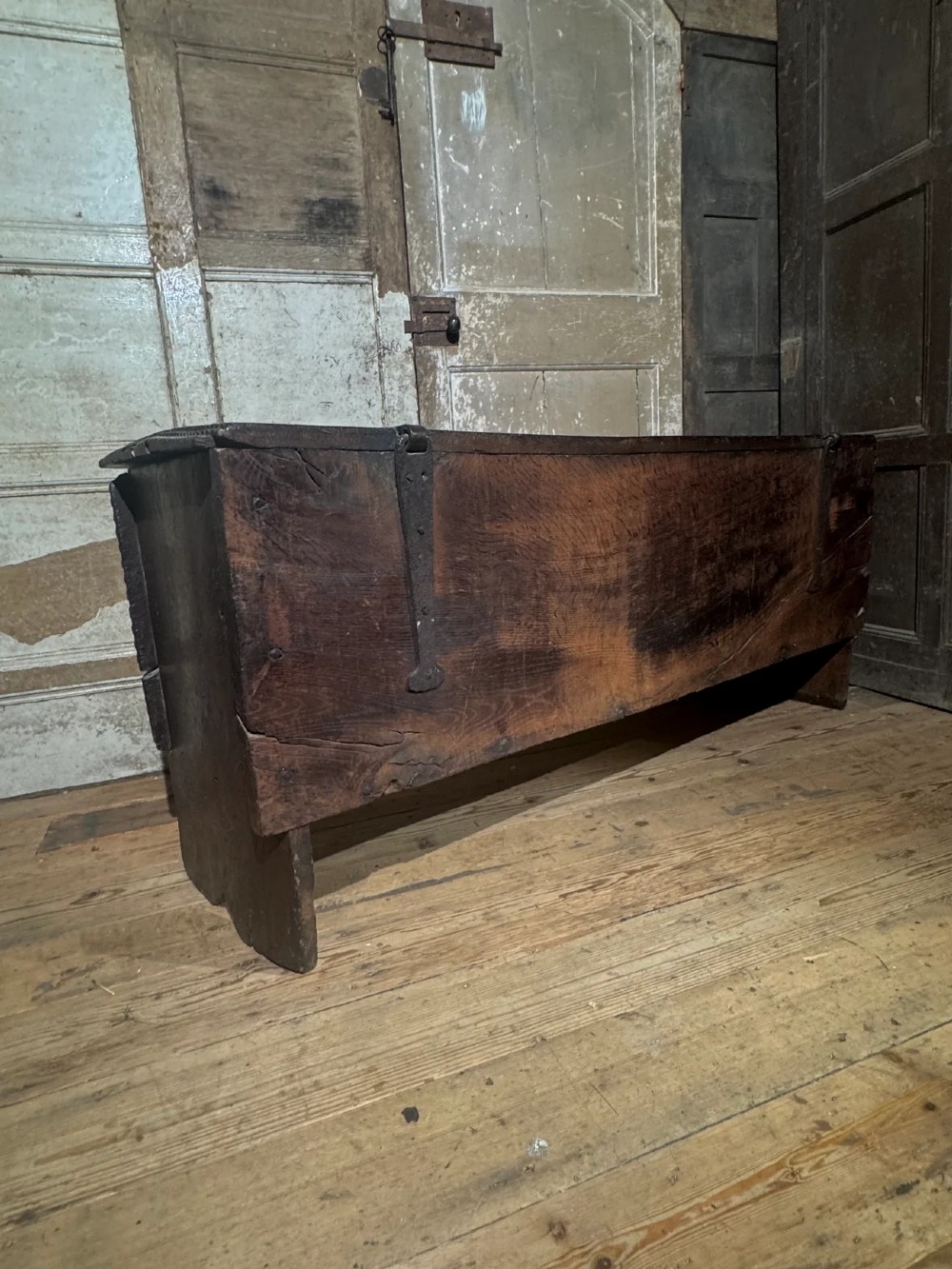 A SUBSTANTIAL ELIZABETHAN OAK BOARDED CHEST BY REPUTE FROM EDINBURGH CASTLE View IX