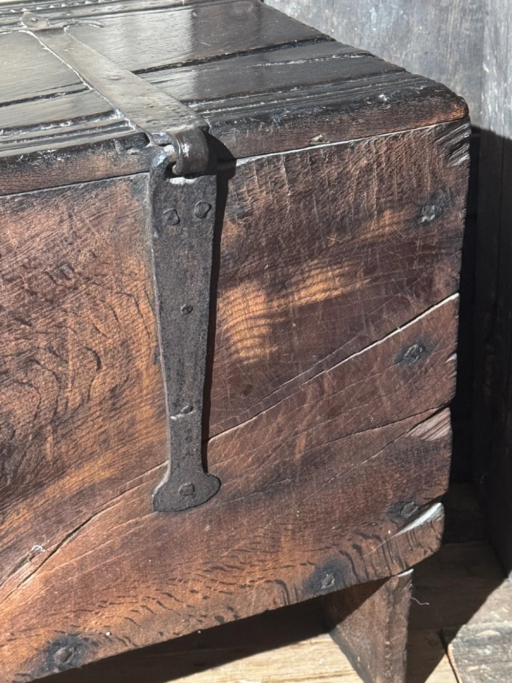 A SUBSTANTIAL ELIZABETHAN OAK BOARDED CHEST BY REPUTE FROM EDINBURGH CASTLE View XI