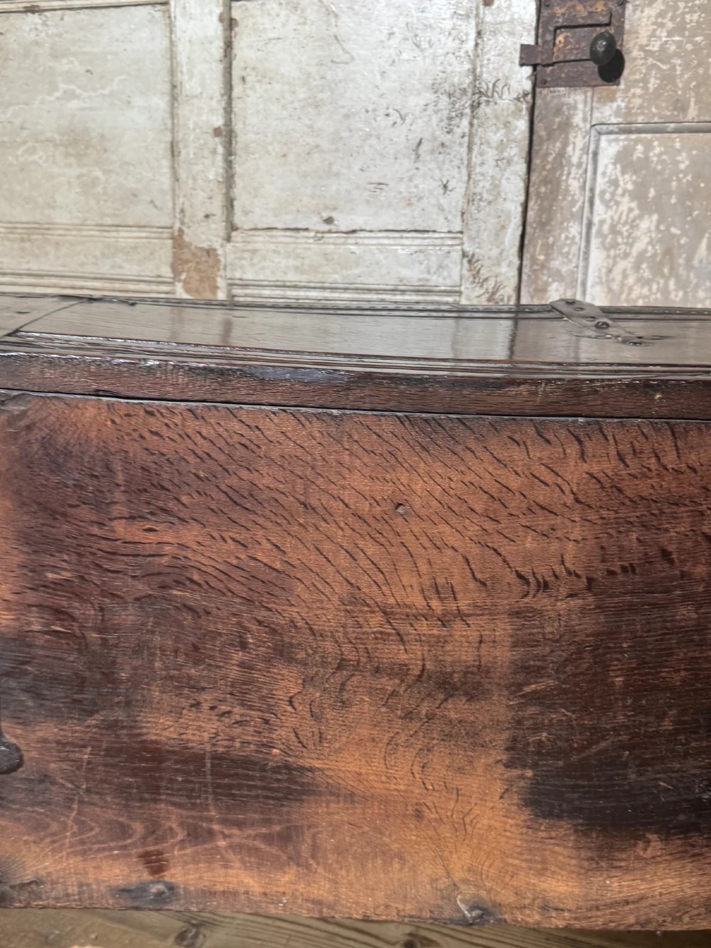 A SUBSTANTIAL ELIZABETHAN OAK BOARDED CHEST BY REPUTE FROM EDINBURGH CASTLE View XII
