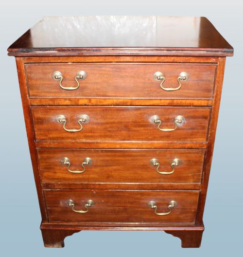 SMALL 19TH CENTURY MAHOGANY CHEST OF DRAWERS