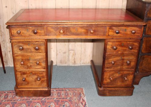 VICTORIAN FIGURED MAHOGANY PEDESTAL DESK