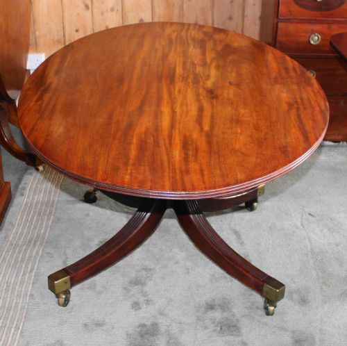 FINE REGENCY FIGURED MAHOGANY OVAL BREAKFAST TABLE