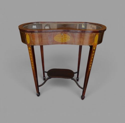 KIDNEY SHAPE EDWARDIAN MAHOGANY AND SATINWOOD INLAID DISPLAY TABLE - ADDITIONAL PHOTO 2