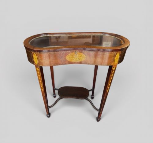 KIDNEY SHAPE EDWARDIAN MAHOGANY AND SATINWOOD INLAID DISPLAY TABLE - ADDITIONAL PHOTO 4