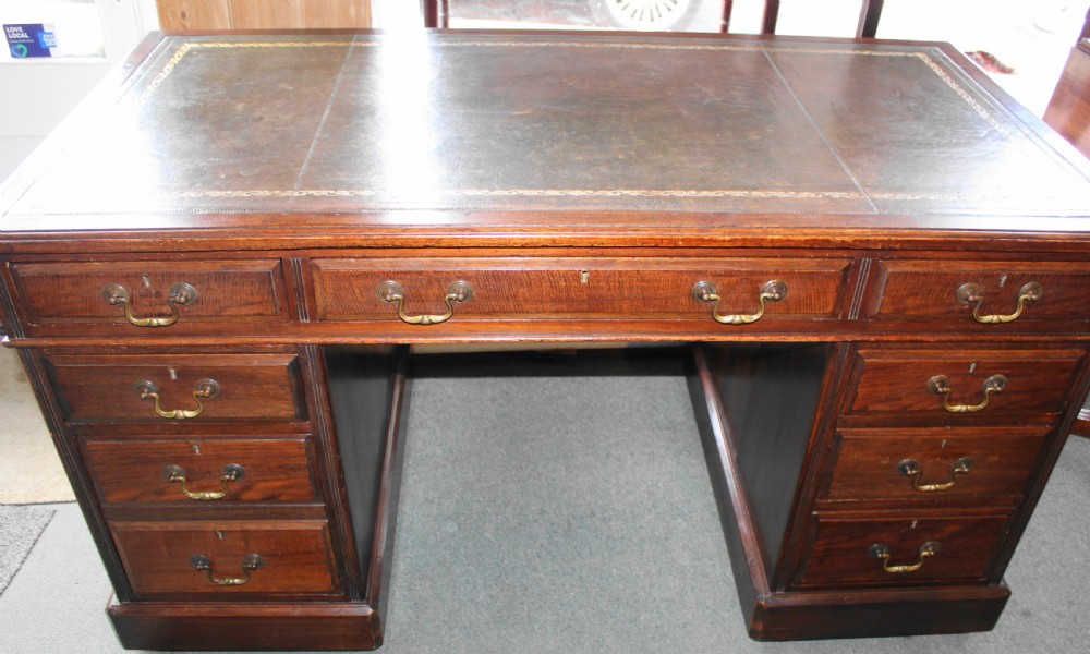 Good quality Victorian mahogany large pedestal desk