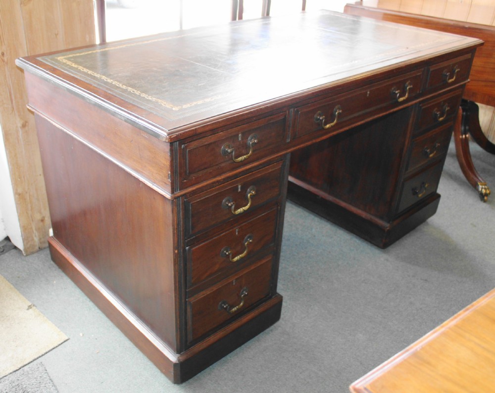 Good quality Victorian mahogany large pedestal desk View II