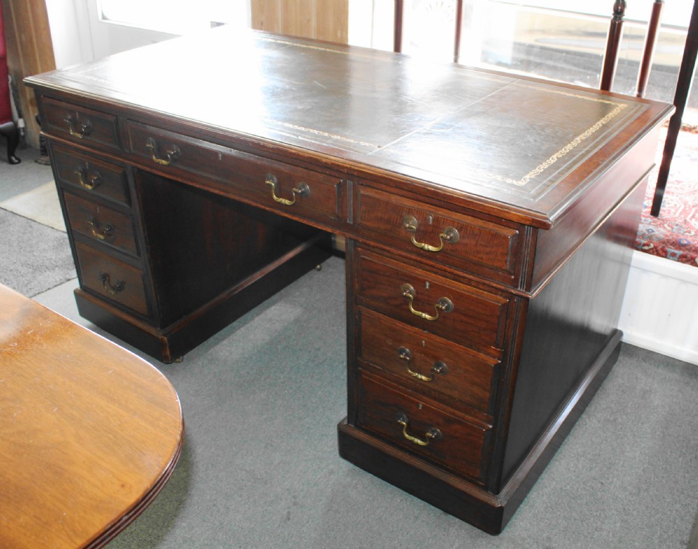 Good quality Victorian mahogany large pedestal desk View III