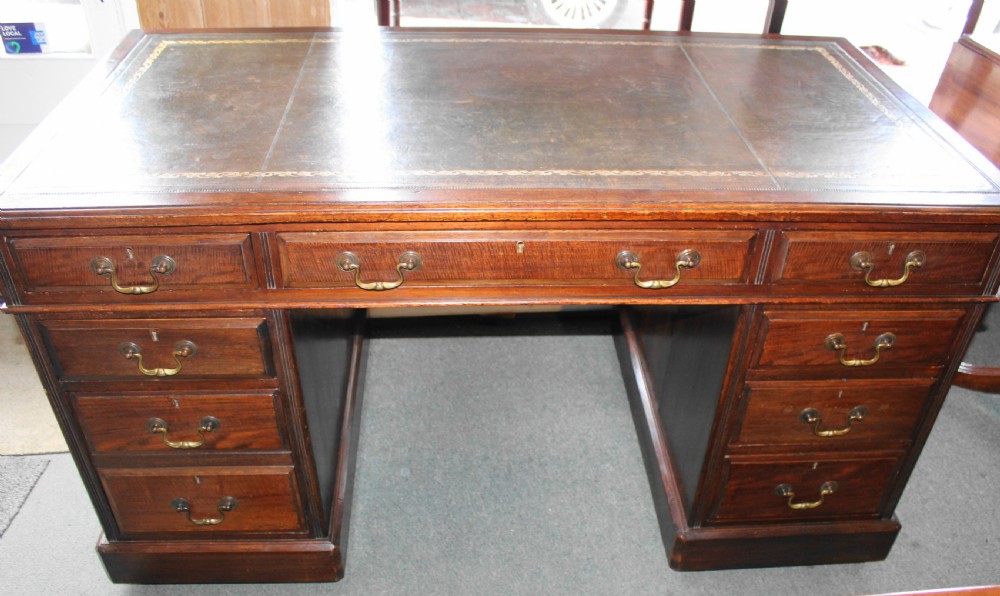 Good quality Victorian mahogany large pedestal desk View IV
