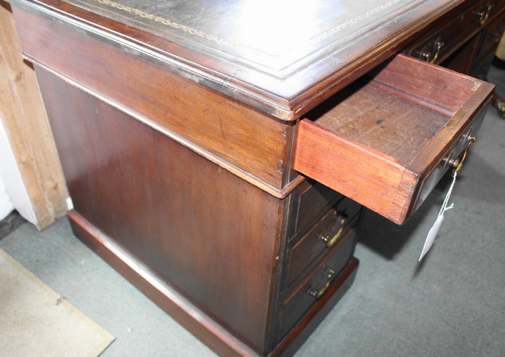 Good quality Victorian mahogany large pedestal desk View VI