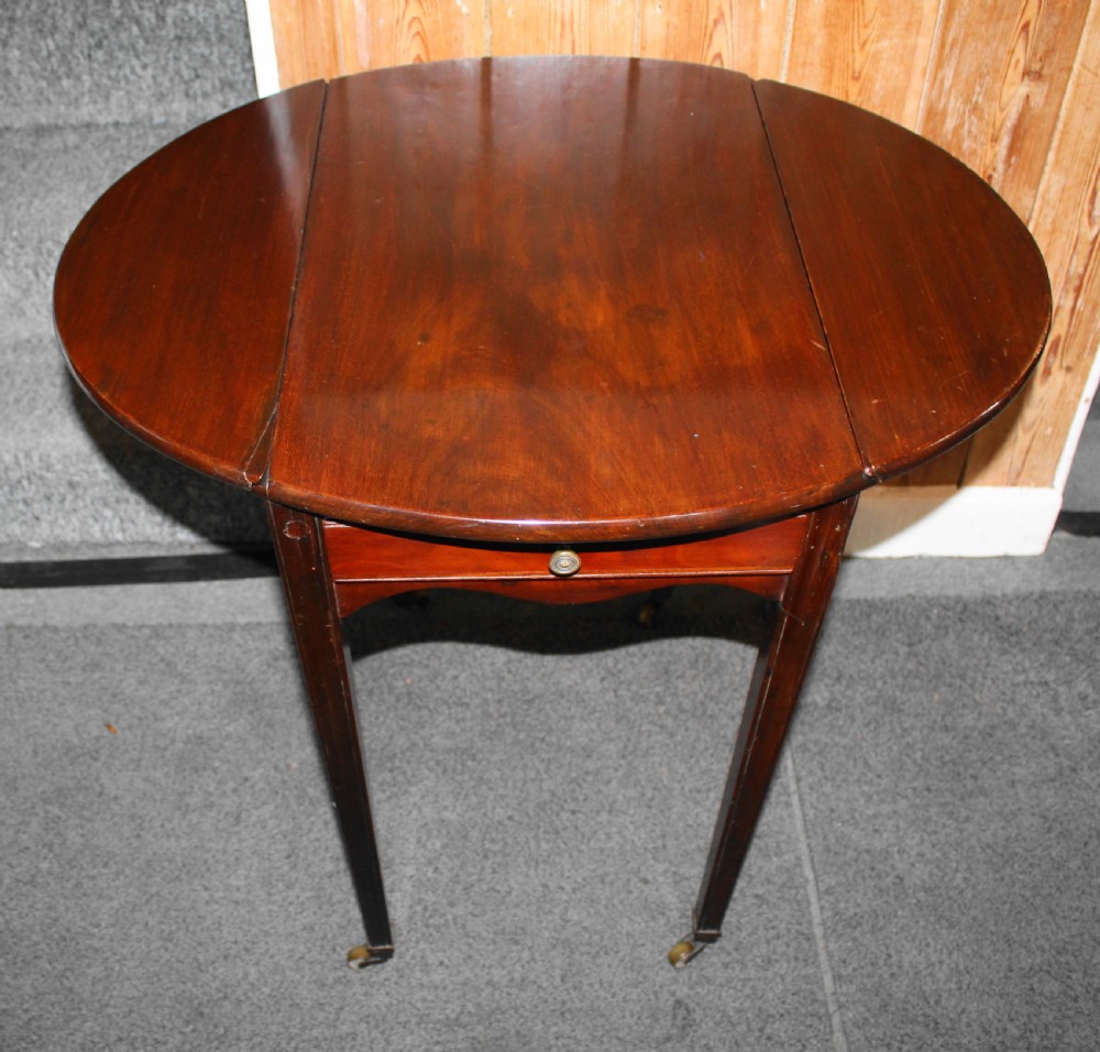 Small George III mahogany century mahogany oval drop leaf table View V