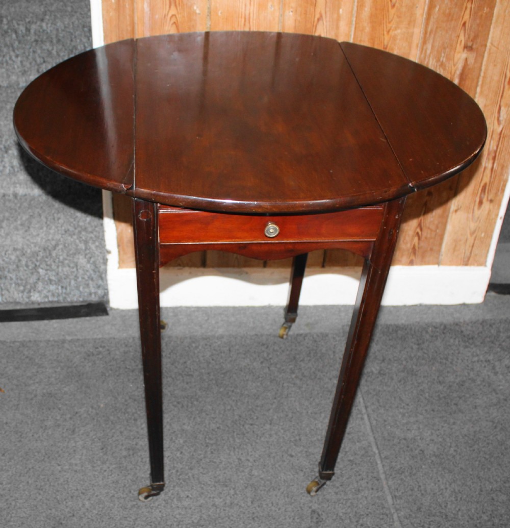 Small George III mahogany century mahogany oval drop leaf table View VI