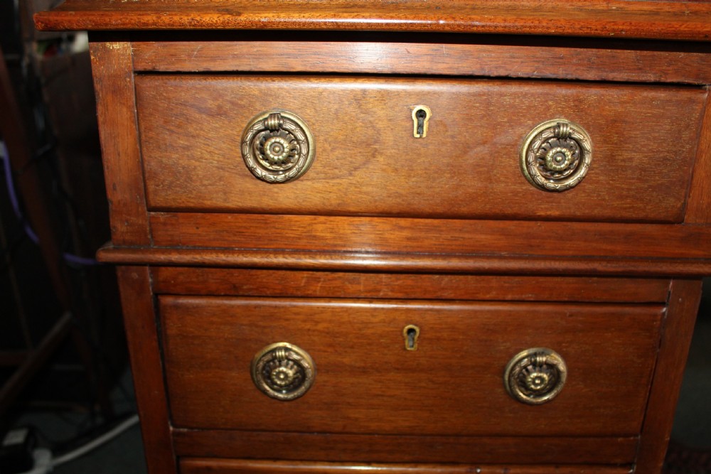 Large Victorian mahogany pedestal desk View X