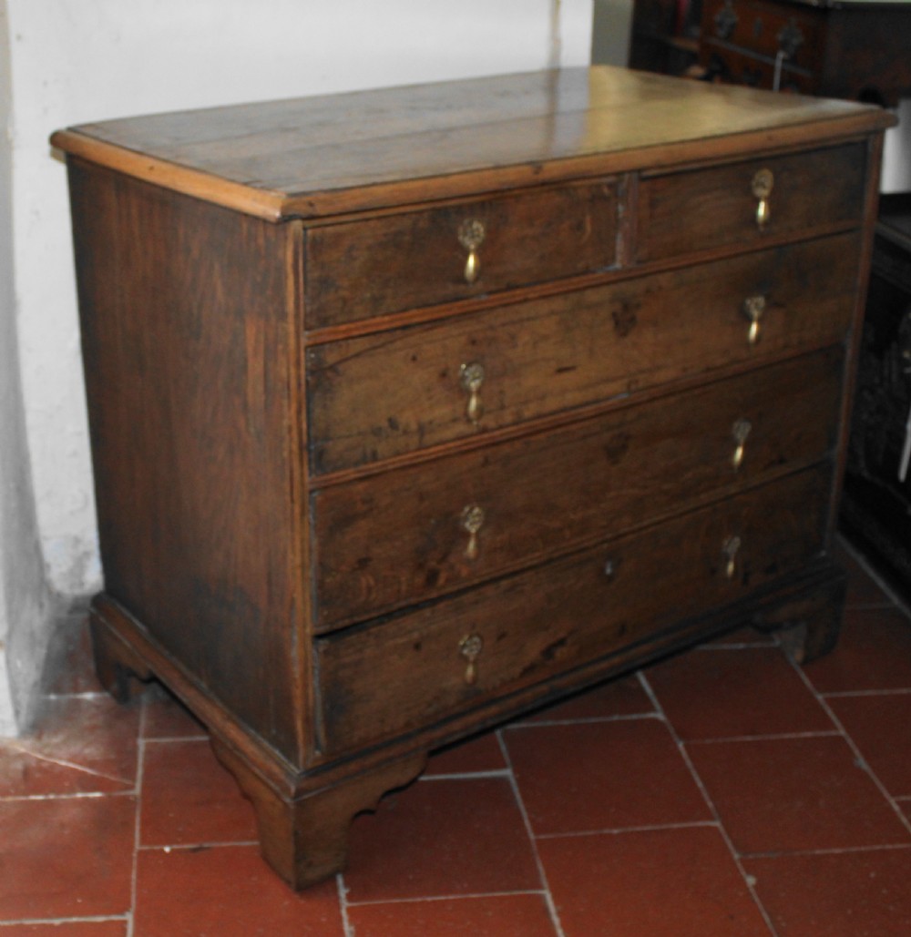 Early Georgian oak chest of drawers View V