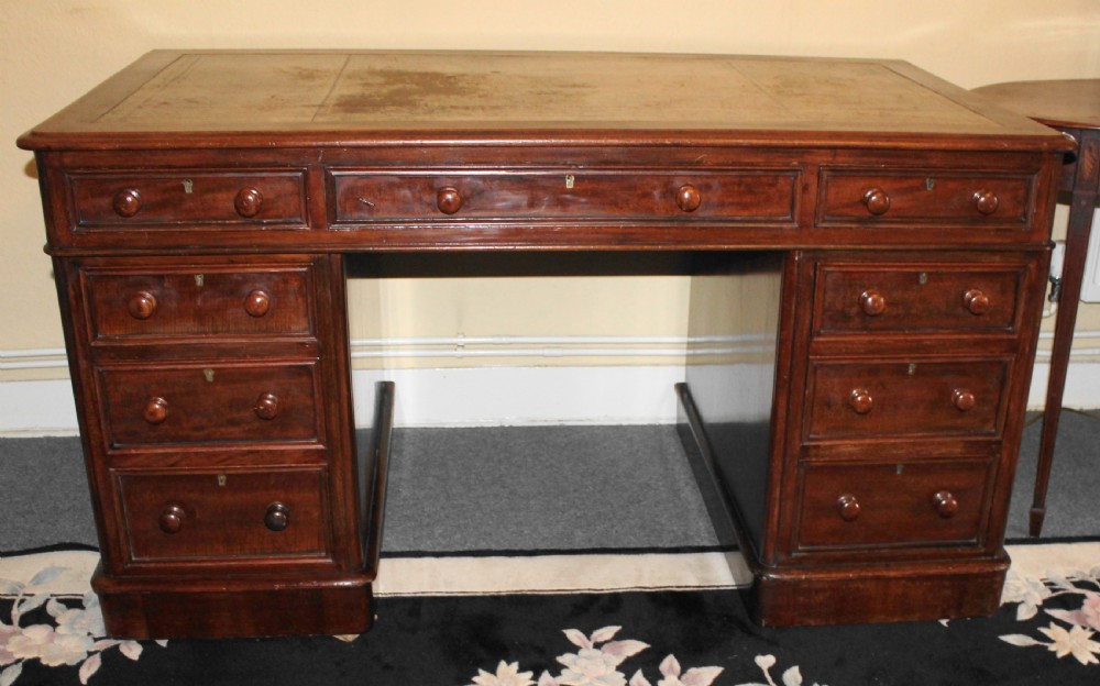 Large Victorian mahogany pedestal desk with leather top