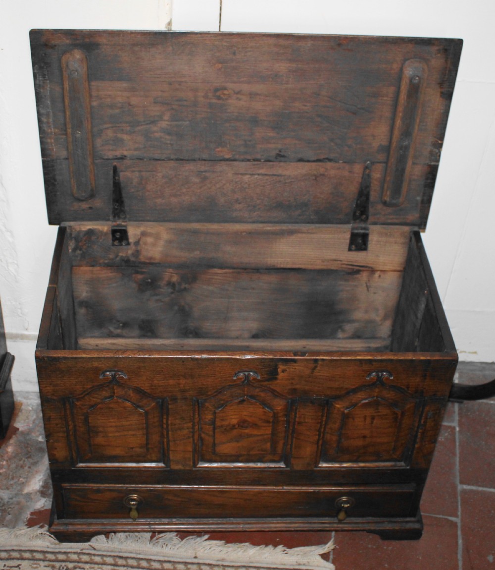 Small 19th century oak coffer bach View II