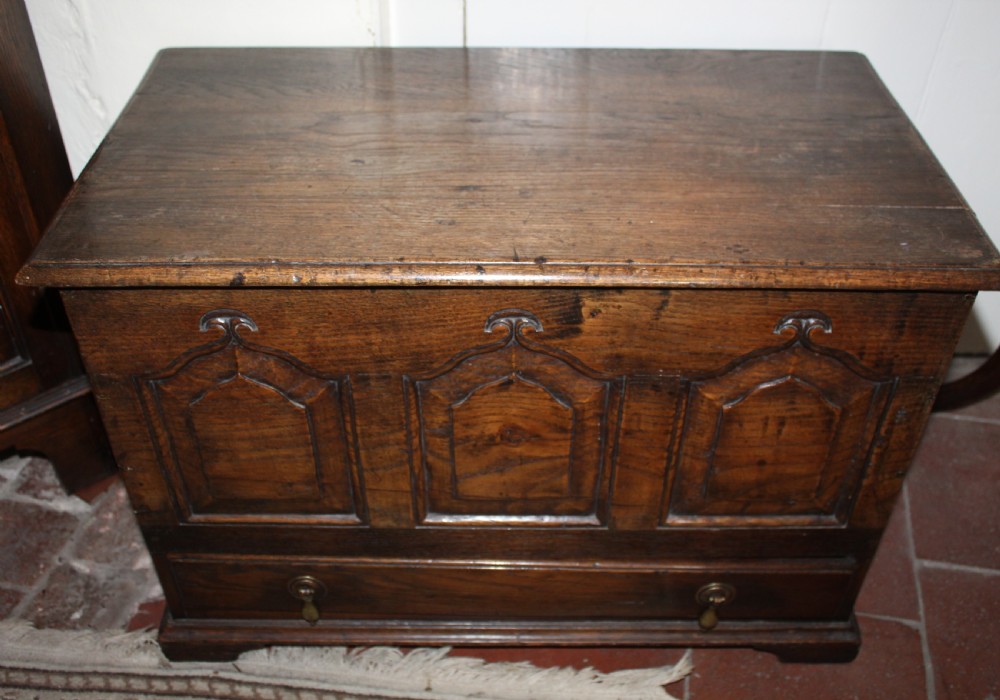 Small 19th century oak coffer bach View IV