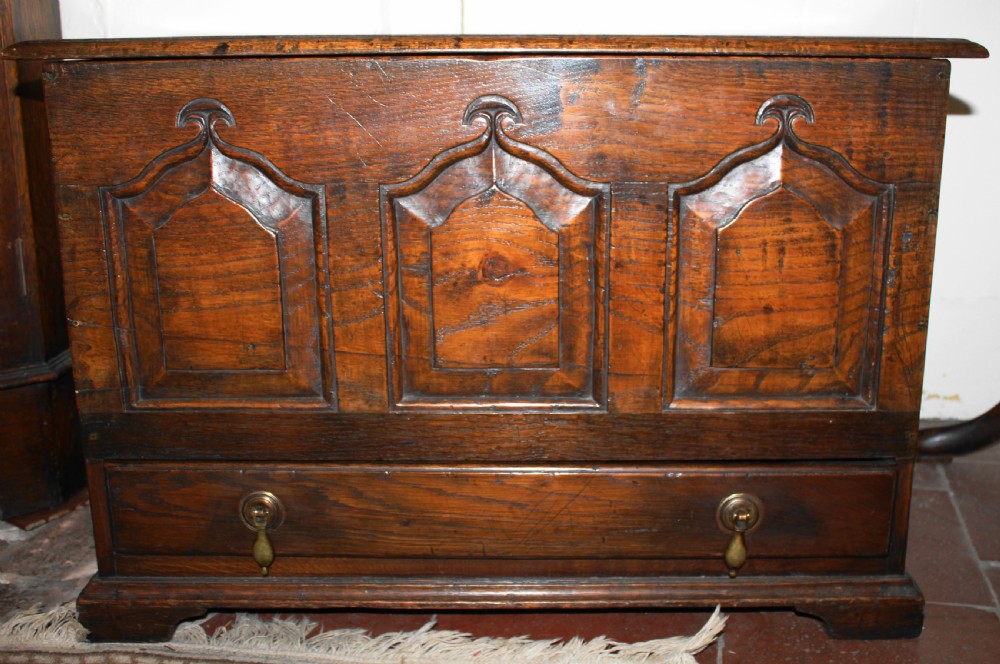 Small 19th century oak coffer bach View V