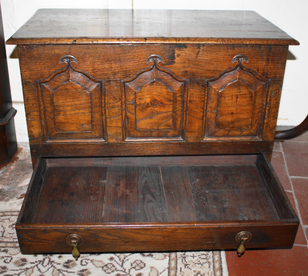 Small 19th century oak coffer bach View VI
