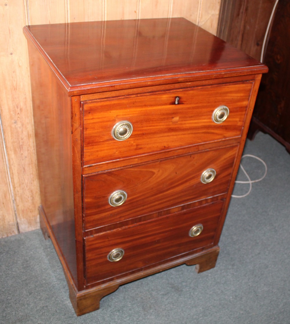 Small 19th century mahogany chest of drawers