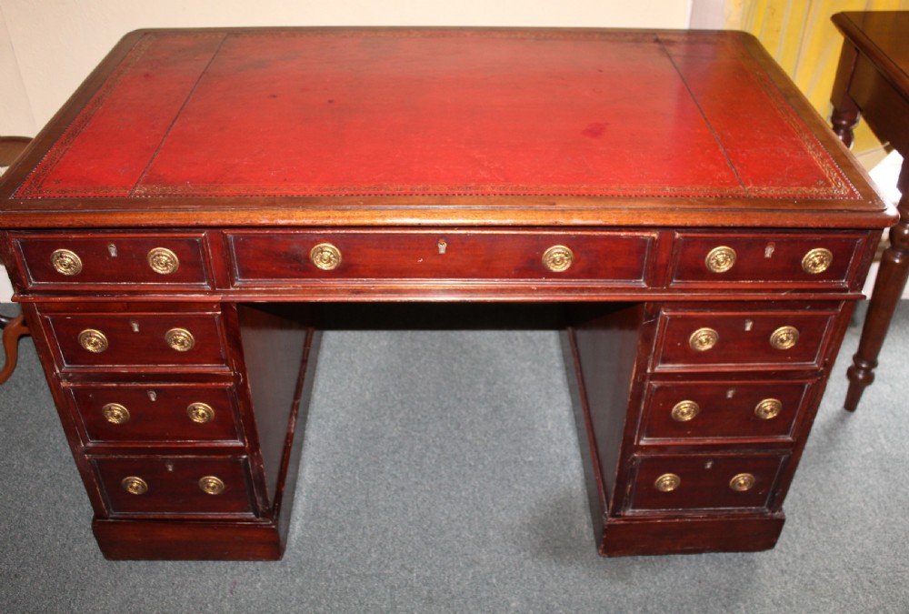 Victorian mahogany pedestal desk with leather top