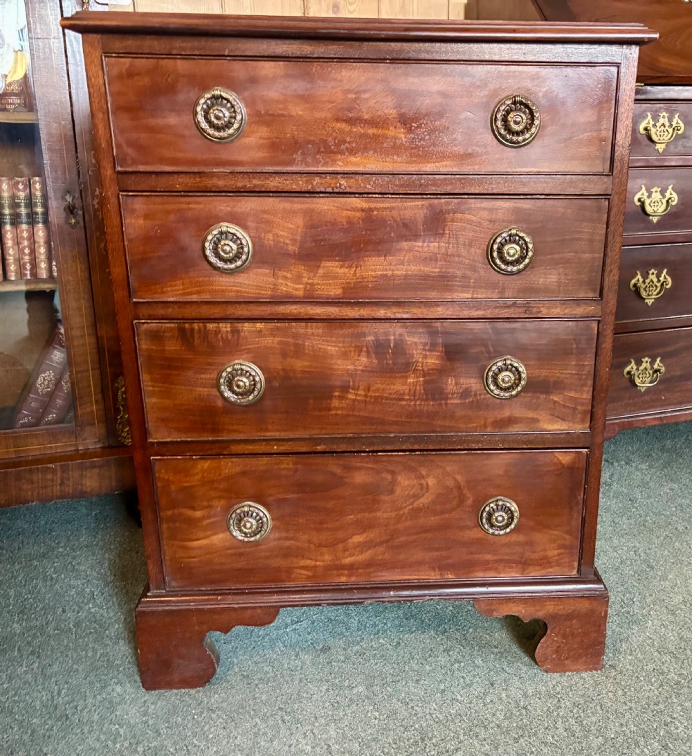 Small George 111 design mahogany chest of drawers.   View IV