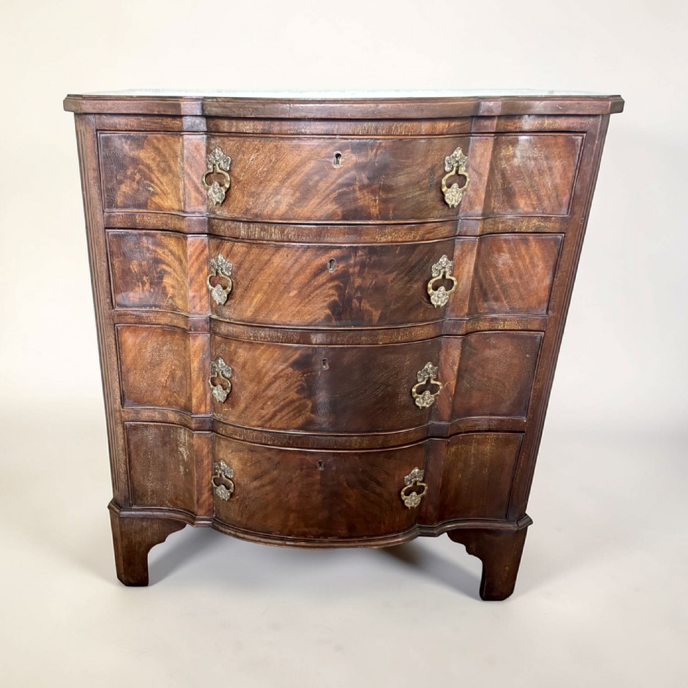 Edwardian small serpentine chest of drawers in well figured mahogany