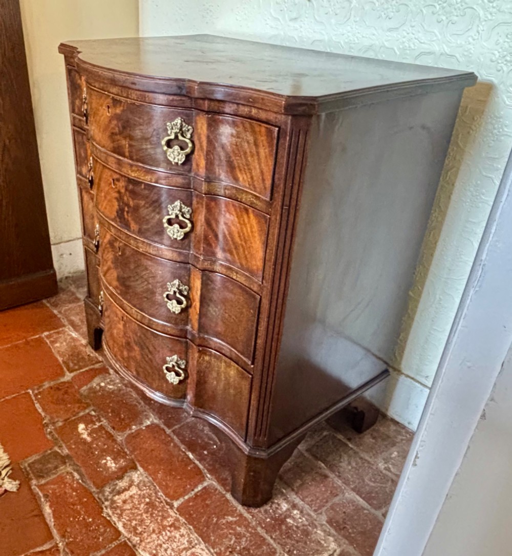 Edwardian small serpentine chest of drawers in well figured mahogany View IV