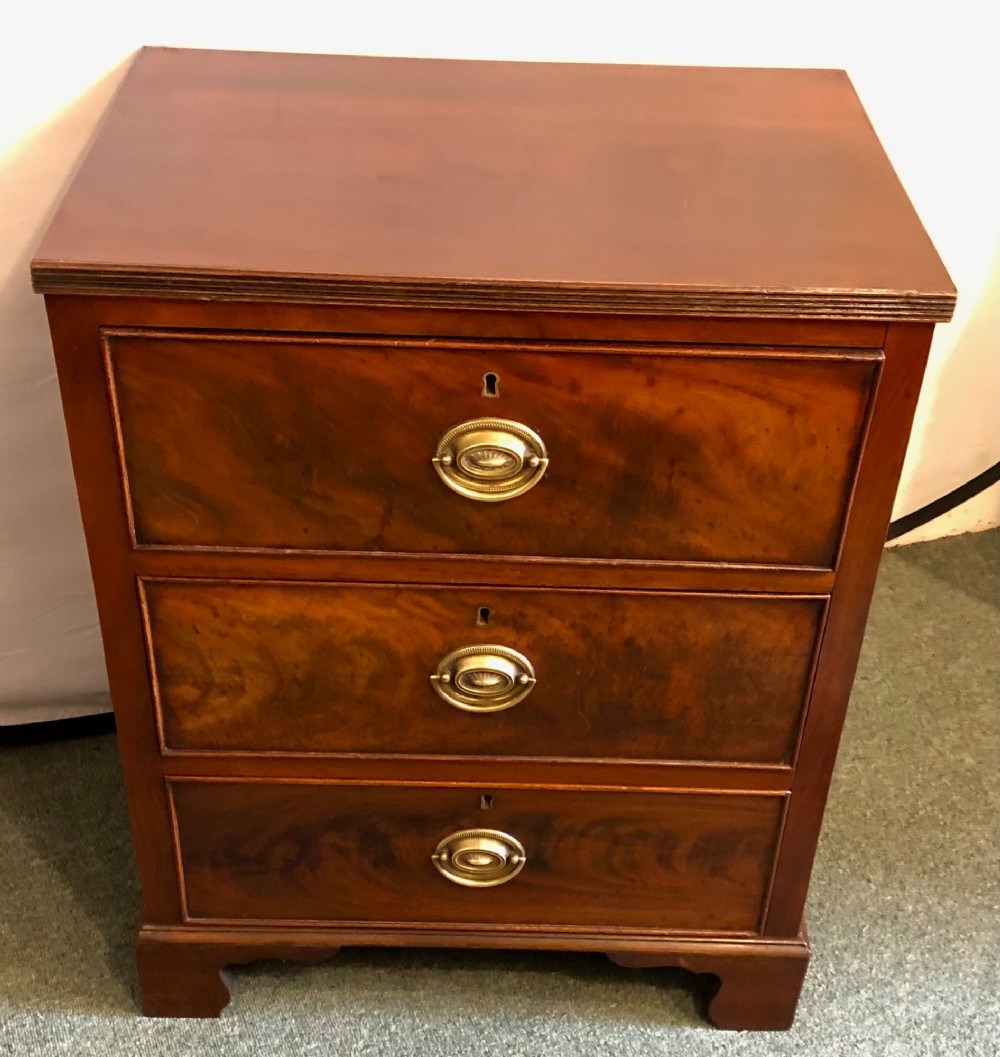 Small 19th century mahogany chest of drawers
