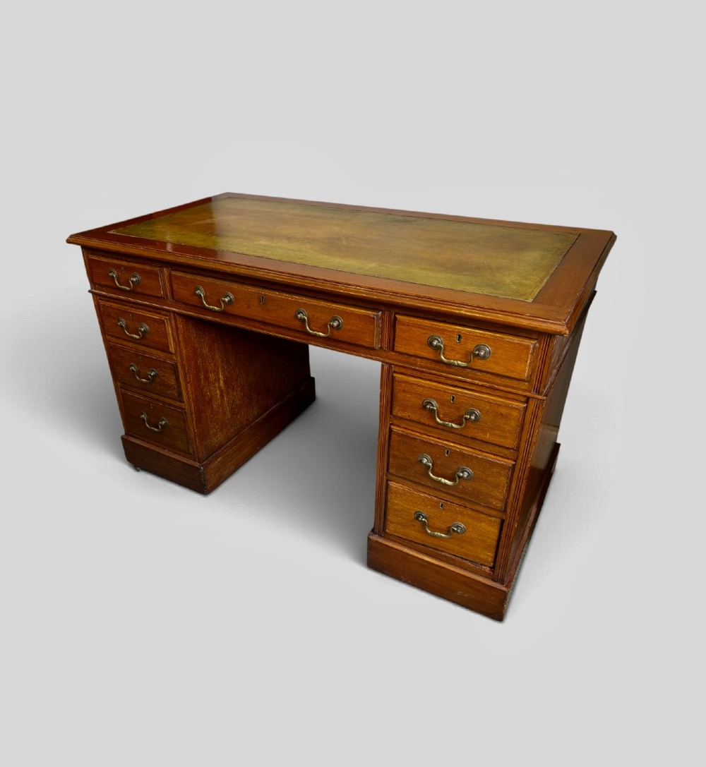Victorian mahogany pedestal desk