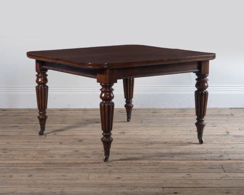 A WILLIAM IV MAHOGANY DINING EXTENDING TABLE