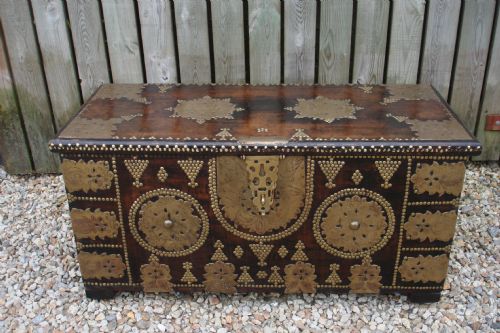 Zanzibar Chest