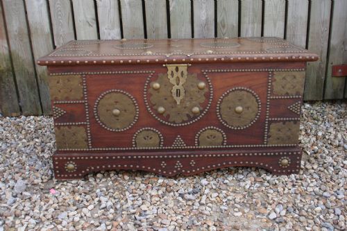 Zanzibar Chest