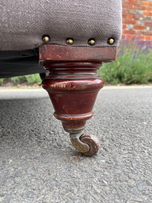 VICTORIAN CHESTERFIELD - ADDITIONAL PHOTO 1