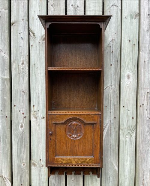 arts and crafts oak wall cupboard - CATEGORY: ANTIQUE FURNITURE - DATED 1900