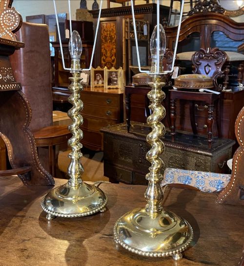 FINE PAIR OF BRASS LAMPS - ADDITIONAL PHOTO 1