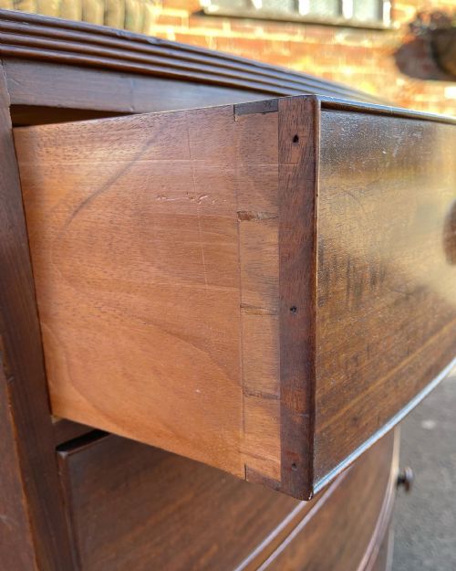 GEORGIAN MAHOGANY BOWFRONTED CHEST - ADDITIONAL PHOTO 4